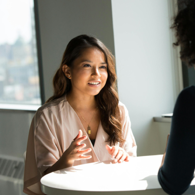 Asztalnál beszélgető boldog nő